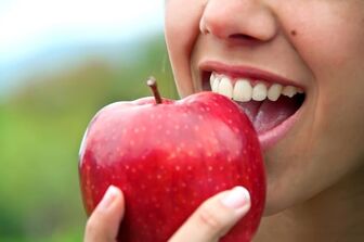 Điều gì xảy ra với cơ thế nếu bạn ăn táo thường xuyên?