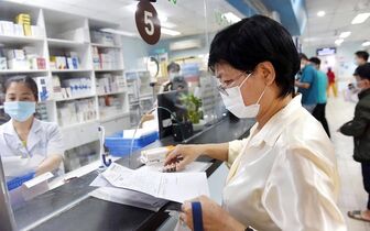 Người mua bảo hiểm y tế đủ 5 năm không còn phải tự thanh toán phần vượt trần, vậy ai sẽ làm?