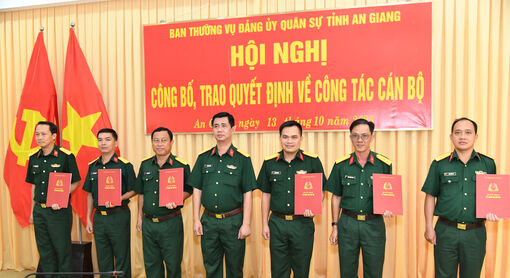 Bộ Chỉ huy Quân sự tỉnh An Giang trao quyết định về công tác cán bộ