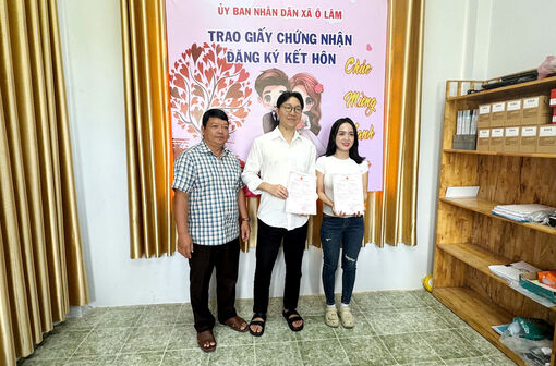 UBND xã Ô Lâm tổ chức trao Giấy chứng nhận kết hôn có yếu tố nước ngoài đầu tiên