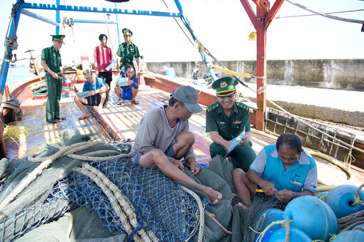 Đi từng tàu, đến từng nhà tuyên truyền chống khai thác IUU