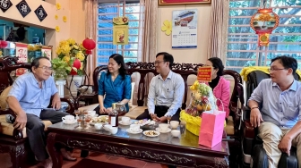 Văn phòng Đảng ủy phường Long Xuyên thăm tặng quà nguyên lãnh đạo Văn phòng Cấp ủy