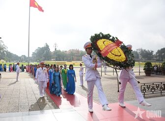 90 nữ đoàn viên công đoàn tiêu biểu báo công dâng Bác