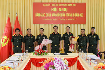 Bàn giao chức vụ Chính ủy Trung đoàn 893