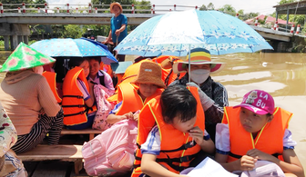 Xã Phú Hữu tổ chức đưa rước, đảm bảo an toàn cho học sinh đến trường mùa lũ