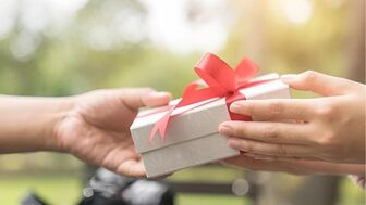 Quà 20/10 cho cô giáo: Top 5+ tiêu chí chọn quà thay lời tri ân