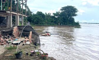 Sạt lở ven sông Tiền, di dời khẩn cấp một căn nhà