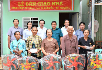Xã Hòn Đất bàn giao 5 căn nhà Đại đoàn kết “Tết Quân - Dân”