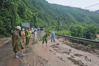 Mưa lũ gây sạt lở, chia cắt nhiều nơi, 46 người sơ tán khỏi vùng nguy hiểm