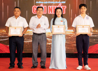 Thí sinh Nguyễn Văn Tú đạt giải nhất Cuộc thi tìm hiểu về quê hương An Giang