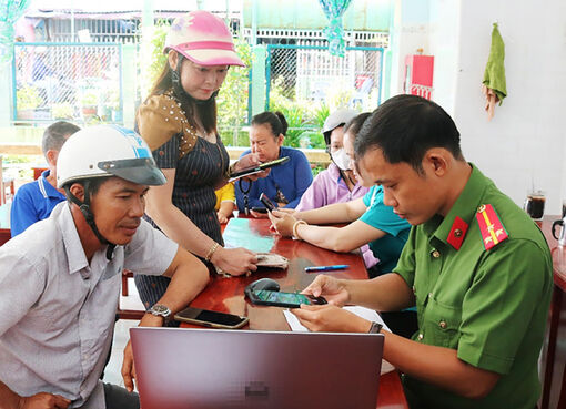 Công an xã Cần Đăng ra quân hướng dẫn đăng ký cấp căn cước cho trẻ dưới 6 tuổi