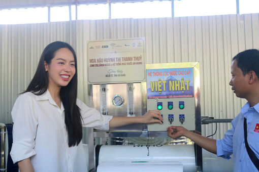 Hoa hậu Quốc tế 2024 Huỳnh Thị Thanh Thủy trao tặng máy lọc nước và quà cho người dân xã Cô Tô