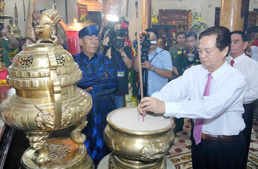 Nguyên Thủ tướng Chính phủ Nguyễn Tấn Dũng dâng hương Anh hùng dân tộc Nguyễn Trung Trực