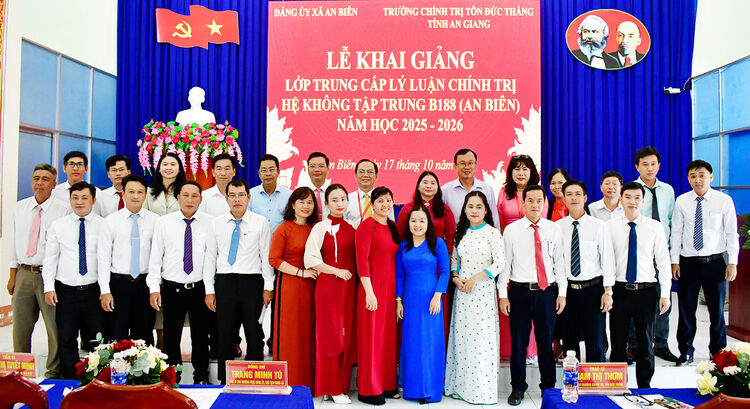Khai giảng lớp Trung cấp Lý luận chính trị B188