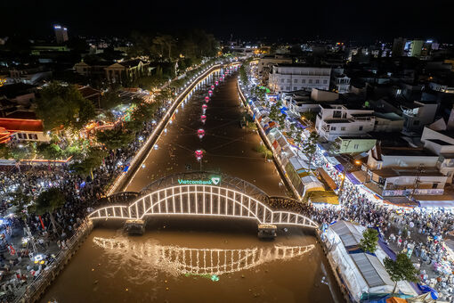 Hàng ngàn hoa đăng lung linh tỏa sáng trên sông Kiên