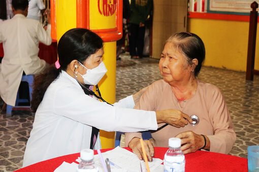 Khám bệnh và cấp phát thuốc miễn phí cho hơn 700 người dân xã Cần Đăng