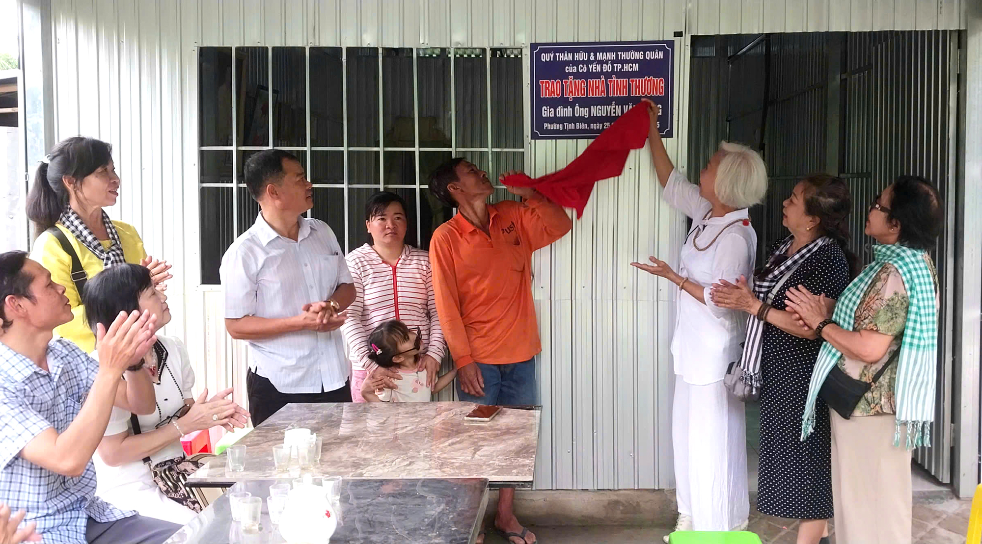 Bàn giao nhà Tình thương và tặng thẻ bảo hiểm y tế tại phường Tịnh Biên Bàn giao nhà Tình thương và tặng thẻ bảo hiểm y tế tại phường Tịnh Biên