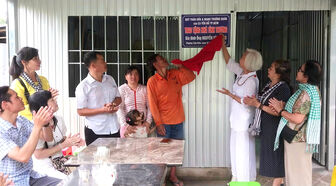 Bàn giao nhà Tình thương và tặng thẻ bảo hiểm y tế tại phường Tịnh Biên