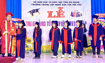 Trường Trung cấp Nghề Dân tộc nội trú An Giang trao bằng tốt nghiệp cho hơn 200 học sinh