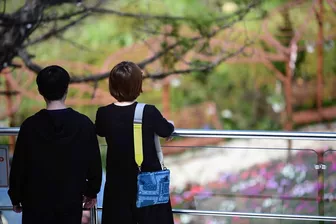 Yêu người nhỏ hơn mình hàng chục tuổi, ổn không?