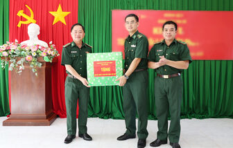 Thăm, động viên cán bộ, chiến sĩ Đồn Biên phòng Thổ Châu