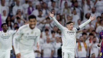 El Clasico hỗn loạn: Real Madrid hạ Barcelona, sáu thẻ vàng và một thẻ đỏ El Clasico hỗn loạn: Real Madrid hạ Barcelona, sáu thẻ vàng và một thẻ đỏ