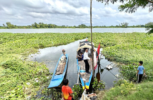 Bóng nước trời nơi đầu nguồn Bóng nước trời nơi đầu nguồn