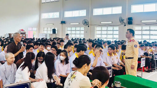 Tuyên truyền pháp luật và trang bị kỹ năng lái xe an toàn cho gần 600 học sinh Tuyên truyền pháp luật và trang bị kỹ năng lái xe an toàn cho gần 600 học sinh