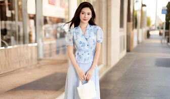 Cách diện áo hoa, váy hoa sang mà không sến