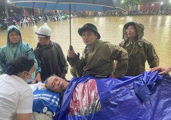 Lũ lịch sử "nhấn chìm" nhiều bệnh viện ở Huế, nhiều nơi ở Đà Nẵng cô lập Lũ lịch sử "nhấn chìm" nhiều bệnh viện ở Huế, nhiều nơi ở Đà Nẵng cô lập
