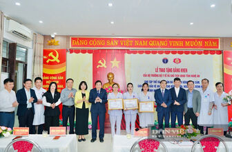 Trao bằng khen của Bộ Y tế và UBND tỉnh Nghệ An đến 4 nữ điều dưỡng dũng cảm bảo vệ bệnh nhân Trao bằng khen của Bộ Y tế và UBND tỉnh Nghệ An đến 4 nữ điều dưỡng dũng cảm bảo vệ bệnh nhân