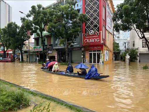 Huế đã di dời trên 4.450 người tránh lũ đặc biệt lớn Huế đã di dời trên 4.450 người tránh lũ đặc biệt lớn