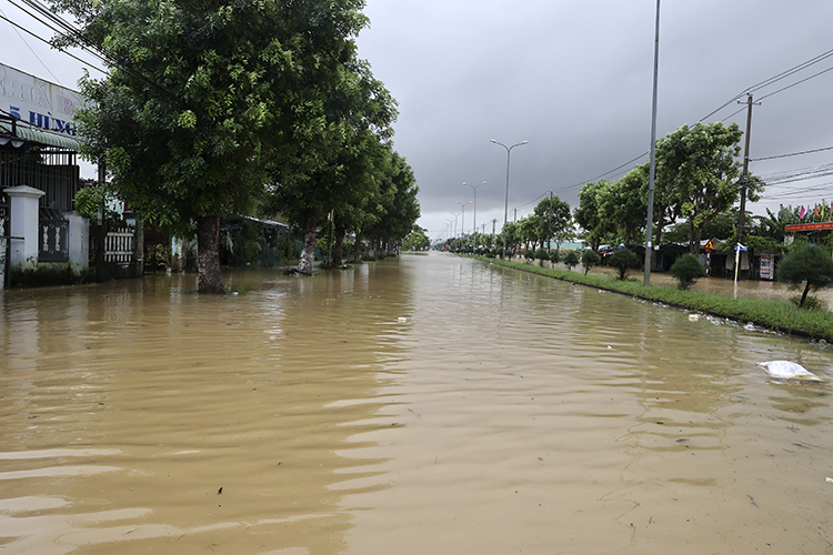 Thời tiết ngày 29/10: Mưa lớn kéo dài từ TP Huế đến Quảng Ngãi, nguy cơ cao lũ quét và sạt lở đất Thời tiết ngày 29/10: Mưa lớn kéo dài từ TP Huế đến Quảng Ngãi, nguy cơ cao lũ quét và sạt lở đất