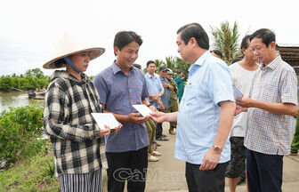 Cà Mau: Thăm hỏi, hỗ trợ người dân bị thiệt hại do lốc xoáy ở xã Thanh Tùng