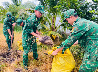 Đồn Biên phòng Vĩnh Gia hỗ trợ người dân đắp đê chống ngập Đồn Biên phòng Vĩnh Gia hỗ trợ người dân đắp đê chống ngập