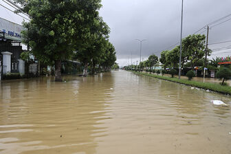 Thời tiết ngày 29/10: Mưa lớn kéo dài từ TP Huế đến Quảng Ngãi, nguy cơ cao lũ quét và sạt lở đất Thời tiết ngày 29/10: Mưa lớn kéo dài từ TP Huế đến Quảng Ngãi, nguy cơ cao lũ quét và sạt lở đất