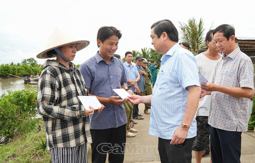 Cà Mau: Thăm hỏi, hỗ trợ người dân bị thiệt hại do lốc xoáy ở xã Thanh Tùng