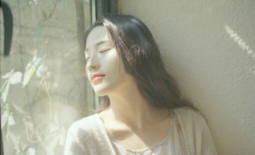 Đừng mạnh mẽ quá lâu, kẻo quên cách yếu mềm