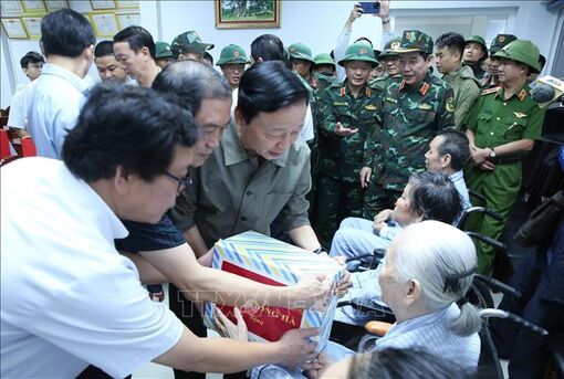 Phó Thủ tướng Trần Hồng Hà thăm, động viên người dân bị ảnh hưởng bởi mưa lũ ở Huế