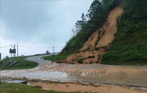 Quảng Ngãi: Đèo Lò Xo tiếp tục sạt lở, nguy cơ chia cắt cao