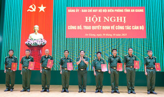 Bộ đội Biên phòng tỉnh trao quyết định công tác cán bộ Bộ đội Biên phòng tỉnh trao quyết định công tác cán bộ