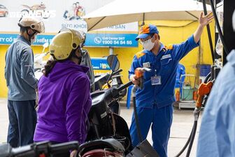 Giá xăng dầu đồng loạt tăng, mạnh nhất hơn 1.300 đồng/lít Giá xăng dầu đồng loạt tăng, mạnh nhất hơn 1.300 đồng/lít