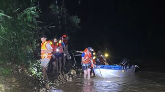 Giải cứu thành công 6 người dân bị cô lập 2 ngày do lũ