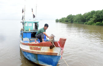 Phát hiện, xử lý 2 tàu cá không đủ điều kiện hoạt động