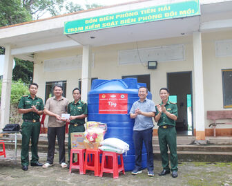 Thăm, tặng quà tại đảo Đồi Mồi - nơi chỉ có một hộ dân sinh sống