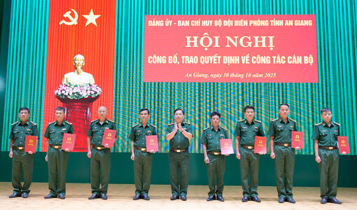 Bộ đội Biên phòng tỉnh trao quyết định công tác cán bộ