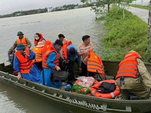 Đà Nẵng: Mưa lũ gây thiệt hại nặng, nhiều khu vực bị ngập sâu, cô lập Đà Nẵng: Mưa lũ gây thiệt hại nặng, nhiều khu vực bị ngập sâu, cô lập
