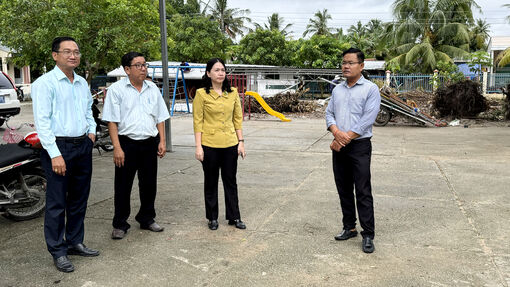 Bí thư Đảng ủy xã Ô Lâm khảo sát các trường học