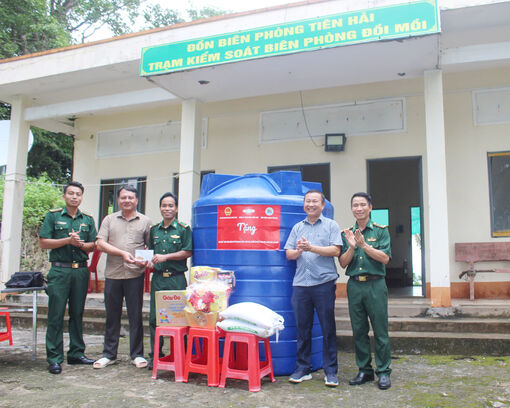 Thăm, tặng quà tại đảo Đồi Mồi - nơi chỉ có một hộ dân sinh sống