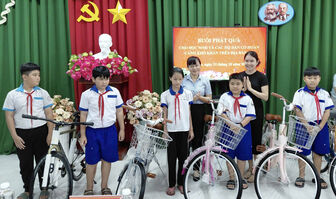 Tặng quà cho học sinh và hộ nghèo trên địa bàn xã Phú An Tặng quà cho học sinh và hộ nghèo trên địa bàn xã Phú An